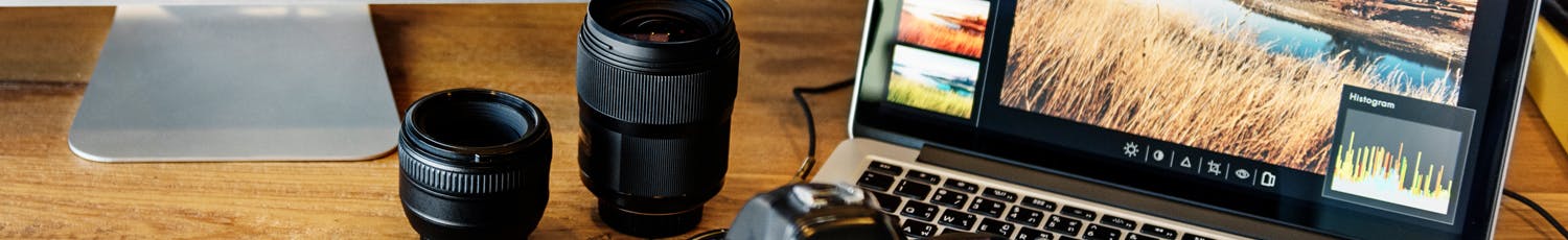 På datorn lägger man till GPS-data från kameran i sina bilder. På datorn lägger man till GPS-data från kameran i sina bilder.